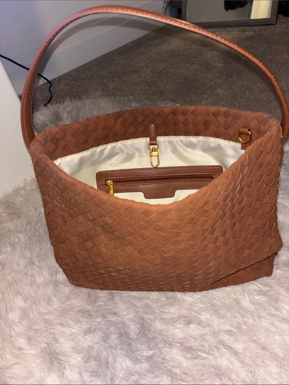 Hand made Woven tote suede Shoulder Bag in Cognac Brown - Picture 13 of 17